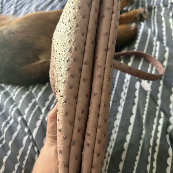 Crossbody bag in a dusty pinkish color. - Picture 4 of 5